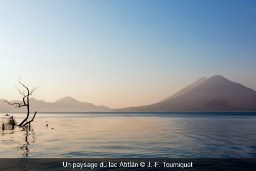 Un paysage du lac Atitlán J.-F. Tourniquet