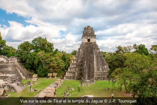 Vue sur le site de Tikal et le temple du Jaguar J.-F. Tourniquet