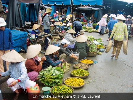 Un marché au Vietnam J.-M. Laurent