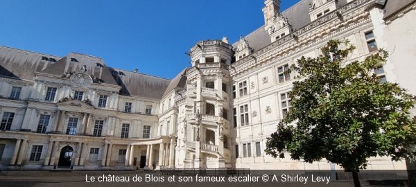 Le château de Blois et son fameux escalier A. Shirley-Levy