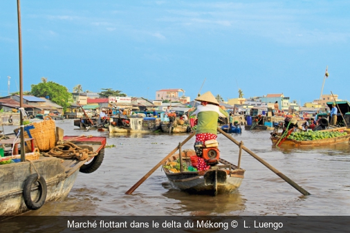 Marché flottant dans le delta du Mékong  L. Luengo