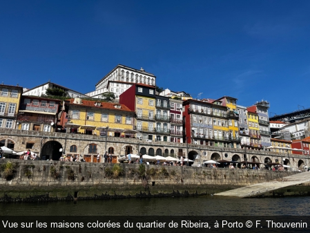 Vue sur les maisons colorées du quartier de Ribeira, à Porto F. Thouvenin
