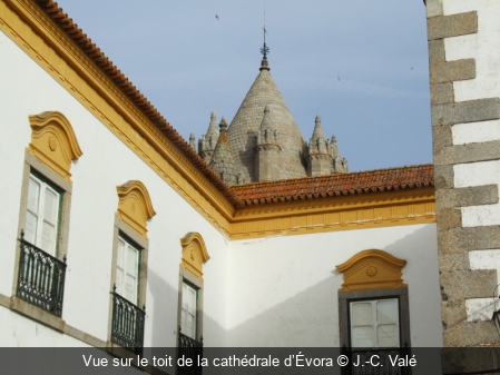 Vue sur le toit de la cathédrale d’Évora J.-C. Valé