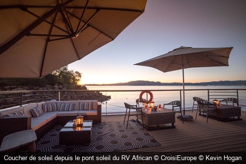 Coucher de soleil depuis le pont soleil du RV African CroisiEurope © Kevin Hogan
