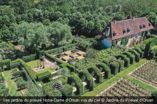Les jardins du prieuré Notre-Dame d’Orsan vus du ciel Jardins du Prieuré d’Orsan