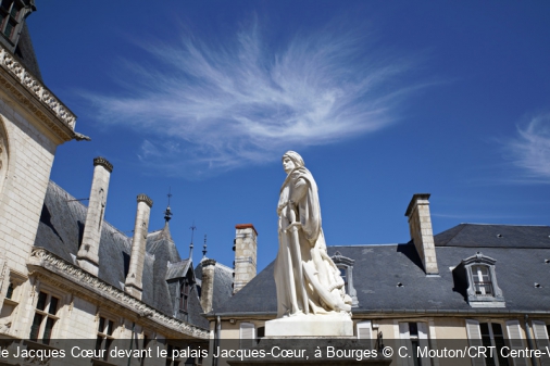 La statue de Jacques Cœur devant le palais Jacques-Cœur, à Bourges C. Mouton/CRT Centre-Val de Loire