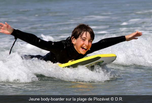 Jeune body-boarder sur la plage de Plozévet