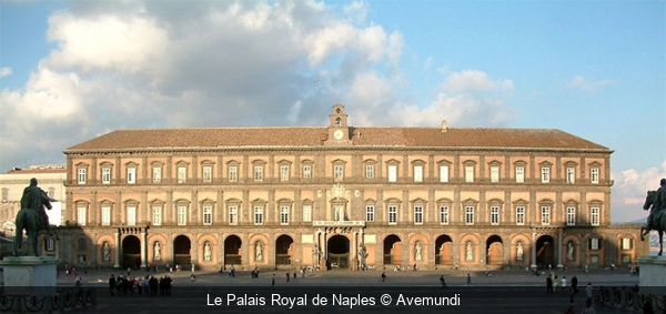 Le Palais Royal de Naples Avemundi