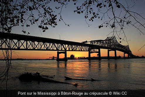 Pont sur le Mississippi à Bâton-Rouge au crépuscule Wiki CC