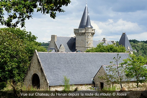 Vue sur Chateau du Hénan depuis la route du moulin Aloxe