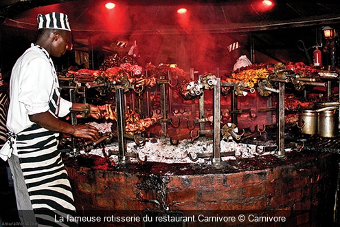 La fameuse rotisserie du restaurant Carnivore Carnivore