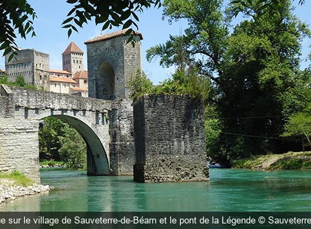 Vue sur le village de Sauveterre-de-Béarn et le pont de la Légende Sauveterre64