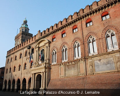La façade du Palazzo d'Accursio J. Lemaitre