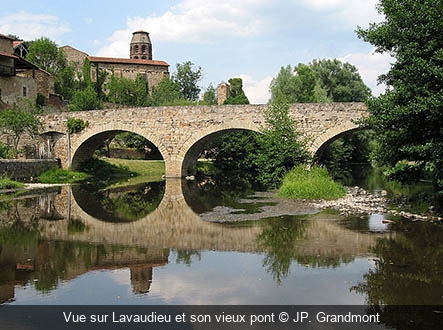 Vue sur Lavaudieu et son vieux pont JP. Grandmont