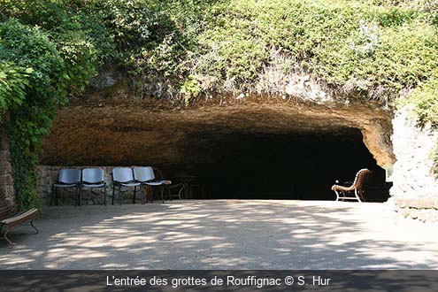 L'entrée des grottes de Rouffignac  S. Hur