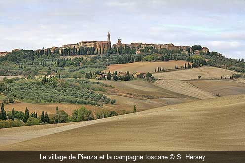 Le village de Pienza et la campagne toscane S. Hersey