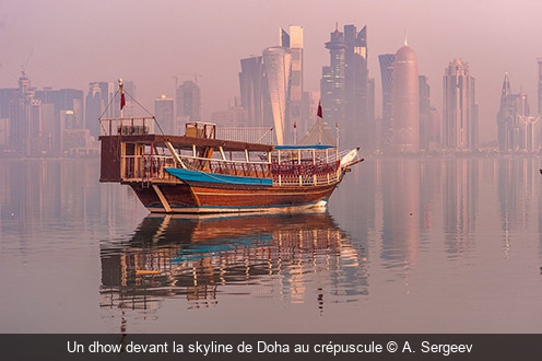 Un dhow devant la skyline de Doha au crépuscule A. Sergeev