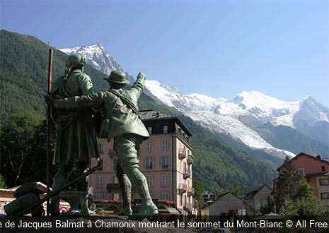 Statue de Jacques Balmat à Chamonix montrant le sommet du Mont-Blanc All Free Photo