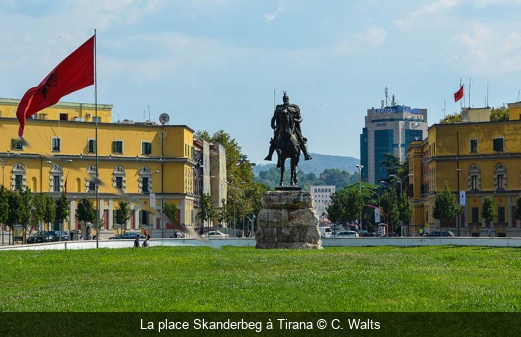 La place Skanderbeg à Tirana C. Walts