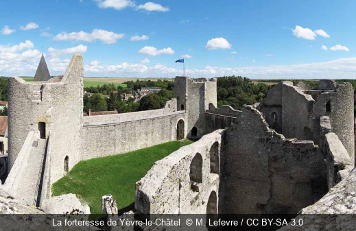 La forteresse de Yèvre-le-Châtel  M. Lefevre / CC BY-SA 3.0