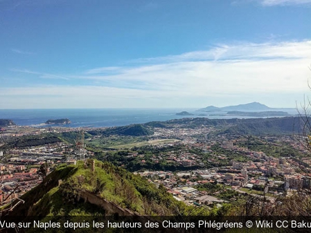 Vue sur Naples depuis les hauteurs des Champs Phlégréens Wiki CC Baku