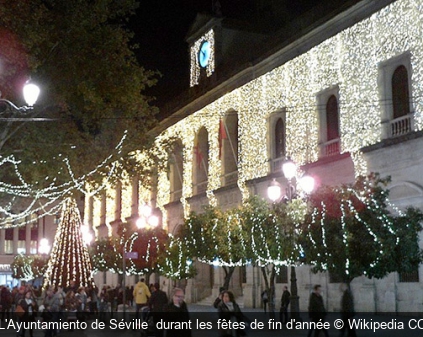 L'Ayuntamiento de Séville  durant les fêtes de fin d'année Wikipedia CC