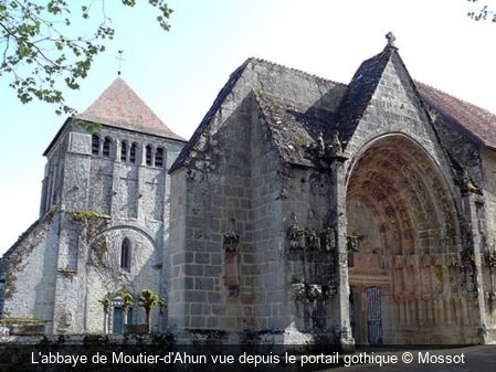 L'abbaye de Moutier-d'Ahun vue depuis le portail gothique Mossot