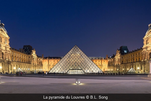 La pyramide du Louvres B.L. Song