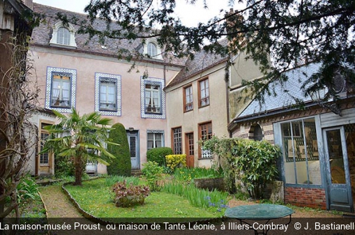 La maison-musée Proust, ou maison de Tante Léonie, à Illiers-Combray  J. Bastianelli