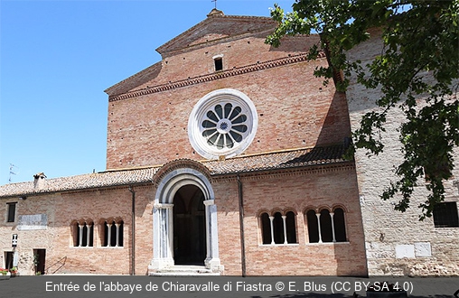 Entrée de l'abbaye de Chiaravalle di Fiastra E. Blus (CC BY-SA 4.0)