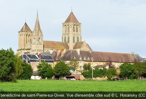 Abbaye bénédictine de saint-Pierre-sur-Dives. Vue d'ensemble côté sud L. Hosansky (CC BY 3.0)