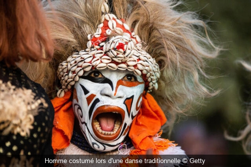 Homme costumé lors d'une danse traditionnelle Getty