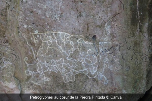 Pétroglyphes au cœur de la Piedra Pintada Canva