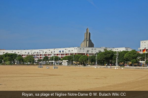 Royan, sa plage et l'église Notre-Dame W. Bulach Wiki CC