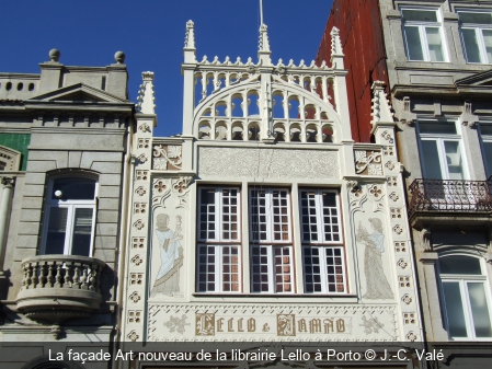 La façade Art nouveau de la librairie Lello à Porto J.-C. Valé