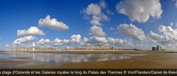 La plage d’Ostende et les Galeries royales le long du Palais des Thermes VisitFlanders/Daniel de Kievith