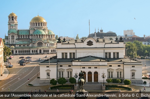Vue sur l'Assemblée nationale et la cathédrale Saint-Alexandre-Nevski, à Sofia C. Bichard