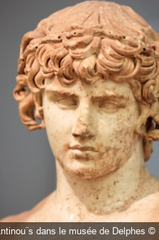 La statue d’Antinou¨s dans le musée de Delphes L. Domenach