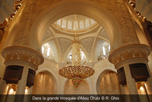 Dans la grande mosquée d'Abou Dhabi R. Ghio