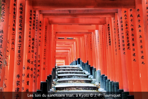 Les torii du sanctuaire Inari, à Kyoto J.-F. Tourniquet