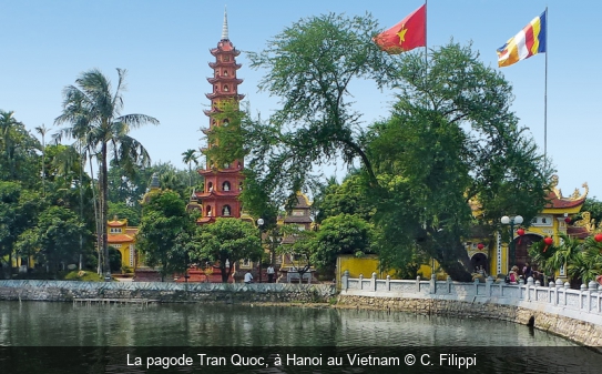 La pagode Tran Quoc, à Hanoi au Vietnam C. Filippi