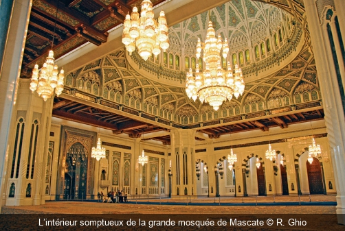 L’intérieur somptueux de la grande mosquée de Mascate R. Ghio