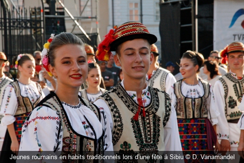 Jeunes roumains en habits traditionnels lors d’une fête à Sibiu D. Vanamandel