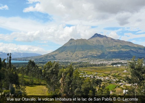 Vue sur Otavalo, le volcan Imbabura et le lac de San Pablo C. Lecomte
