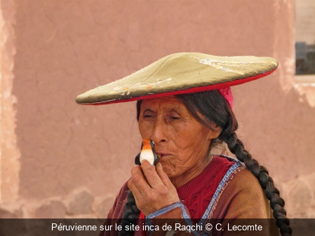 Péruvienne sur le site inca de Raqchi C. Lecomte