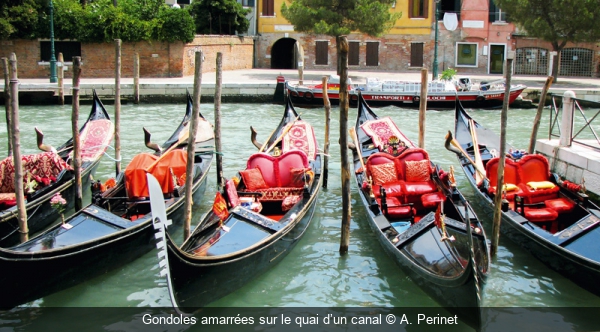 Gondoles amarrées sur le quai d’un canal A. Perinet