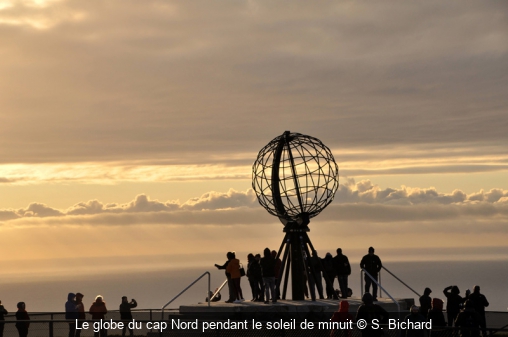 Le globe du cap Nord pendant le soleil de minuit S. Bichard