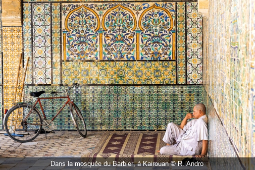 Dans la mosquée du Barbier, à Kairouan R. Andro
