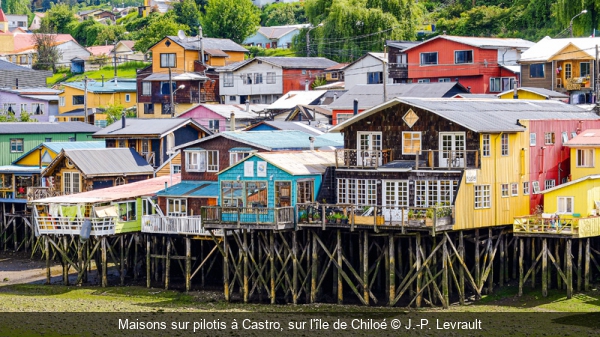 Maisons sur pilotis à Castro, sur l'île de Chiloé J.-P. Levrault