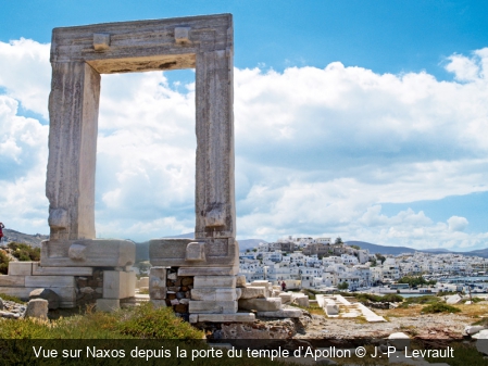 Vue sur Naxos depuis la porte du temple d’Apollon J.-P. Levrault